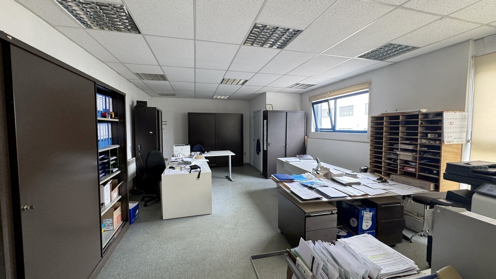 Loods met kantoor te huur nabij E313 in Wommelgem