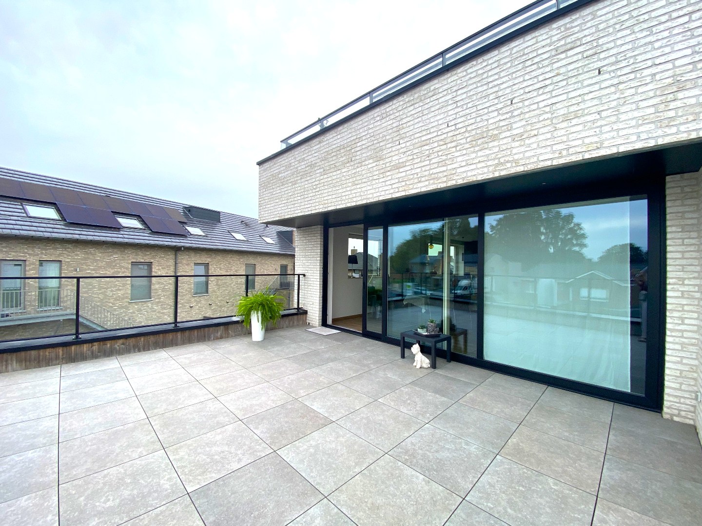 Hedendaags appartement met 2 grote terrassen op centrale ligging! 