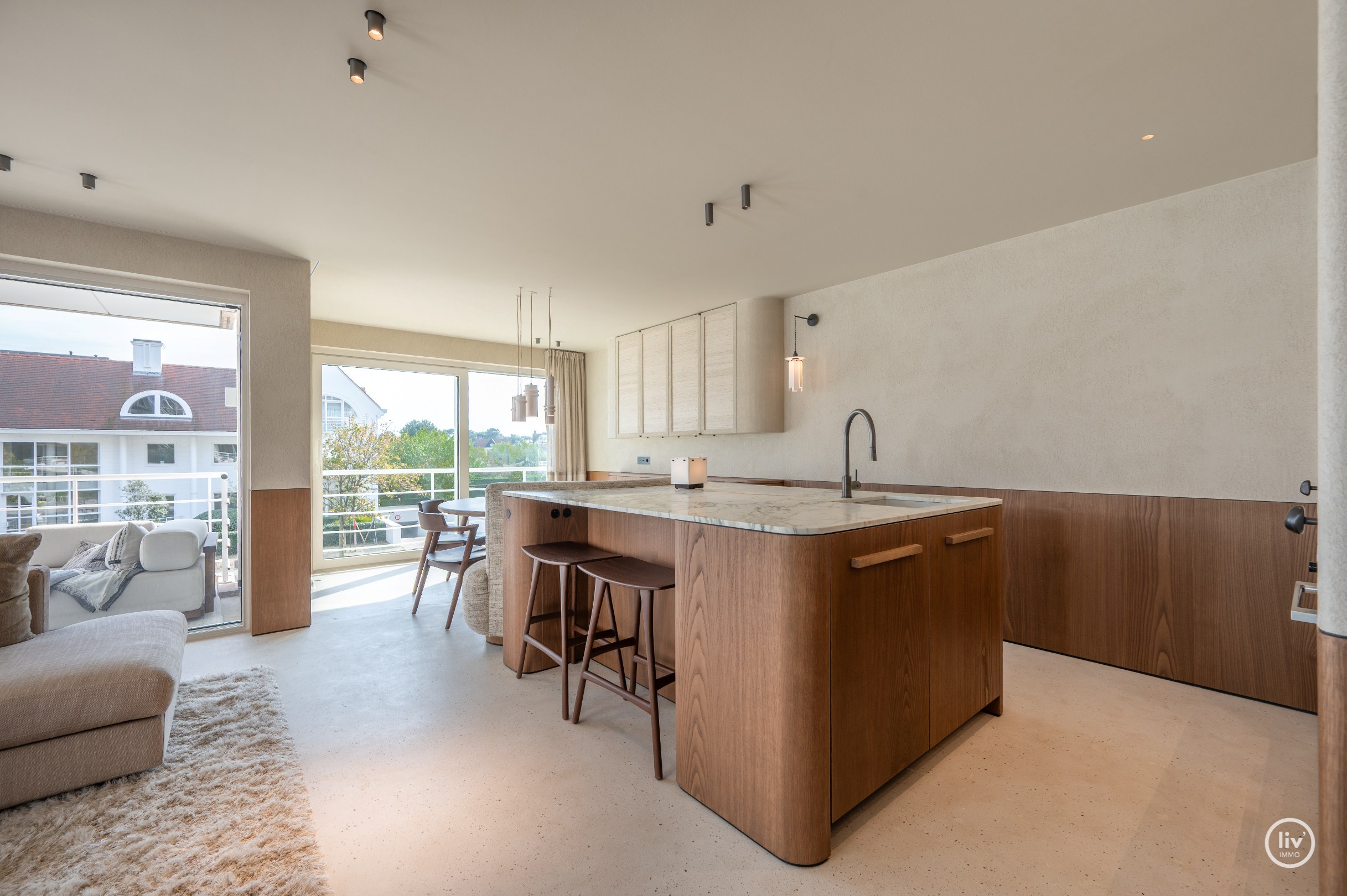 Appartement d'angle entièrement rénové et de haute qualité dans une résidence de standing au cœur du Zoute. 