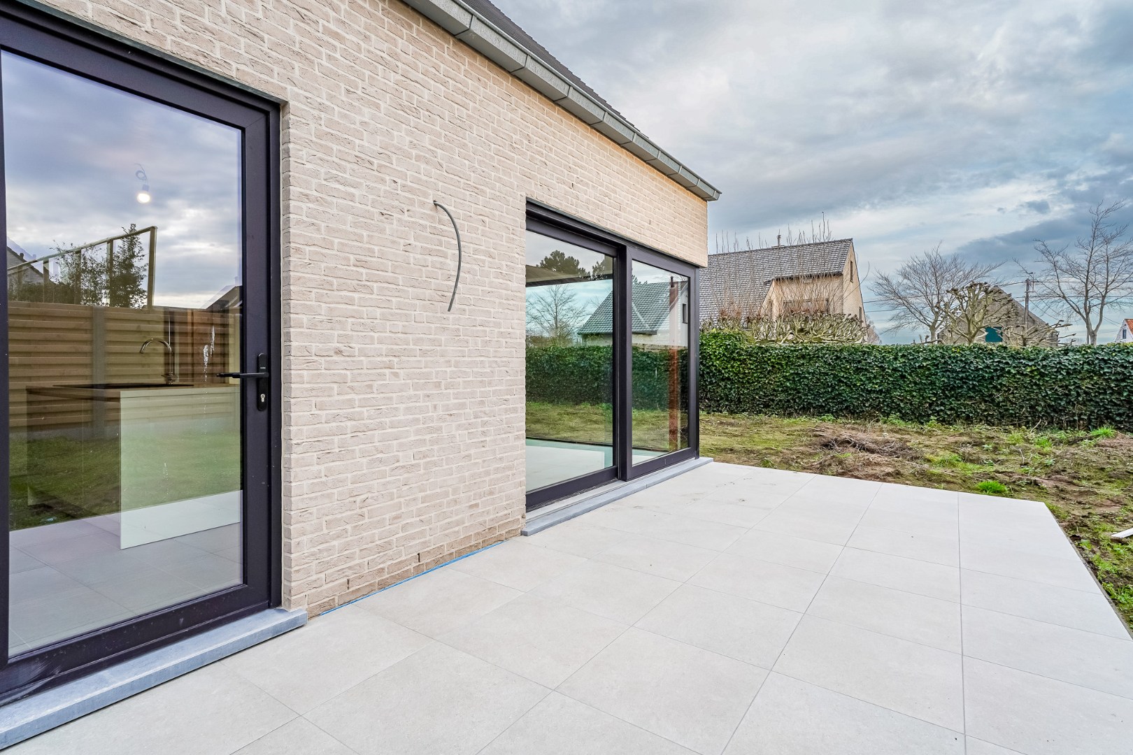 Moderne halfopen nieuwbouw woning op 356 m² met hoogwaardige afwerking 