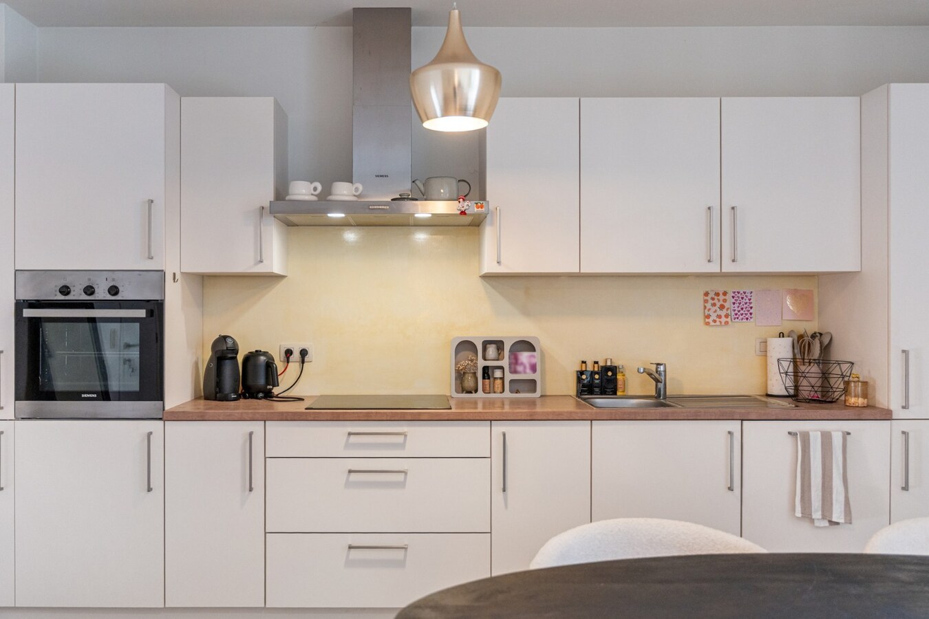 Recent, hoogwaardig afgewerkt gelijkvloers appartement, met terras en inpandige garage, in het centrum van Maaseik! 