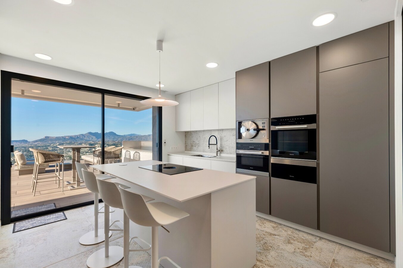 Een uitzonderlijke villa waar luxe, licht en panoramische waterzichten samenkomen. 