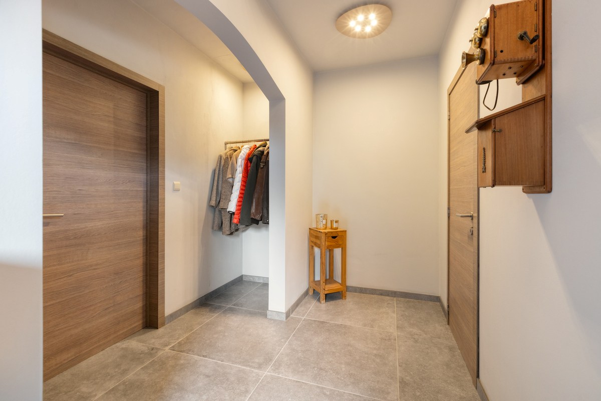 Instapklare villa met 3 slaapkamers, kantoor en garages 