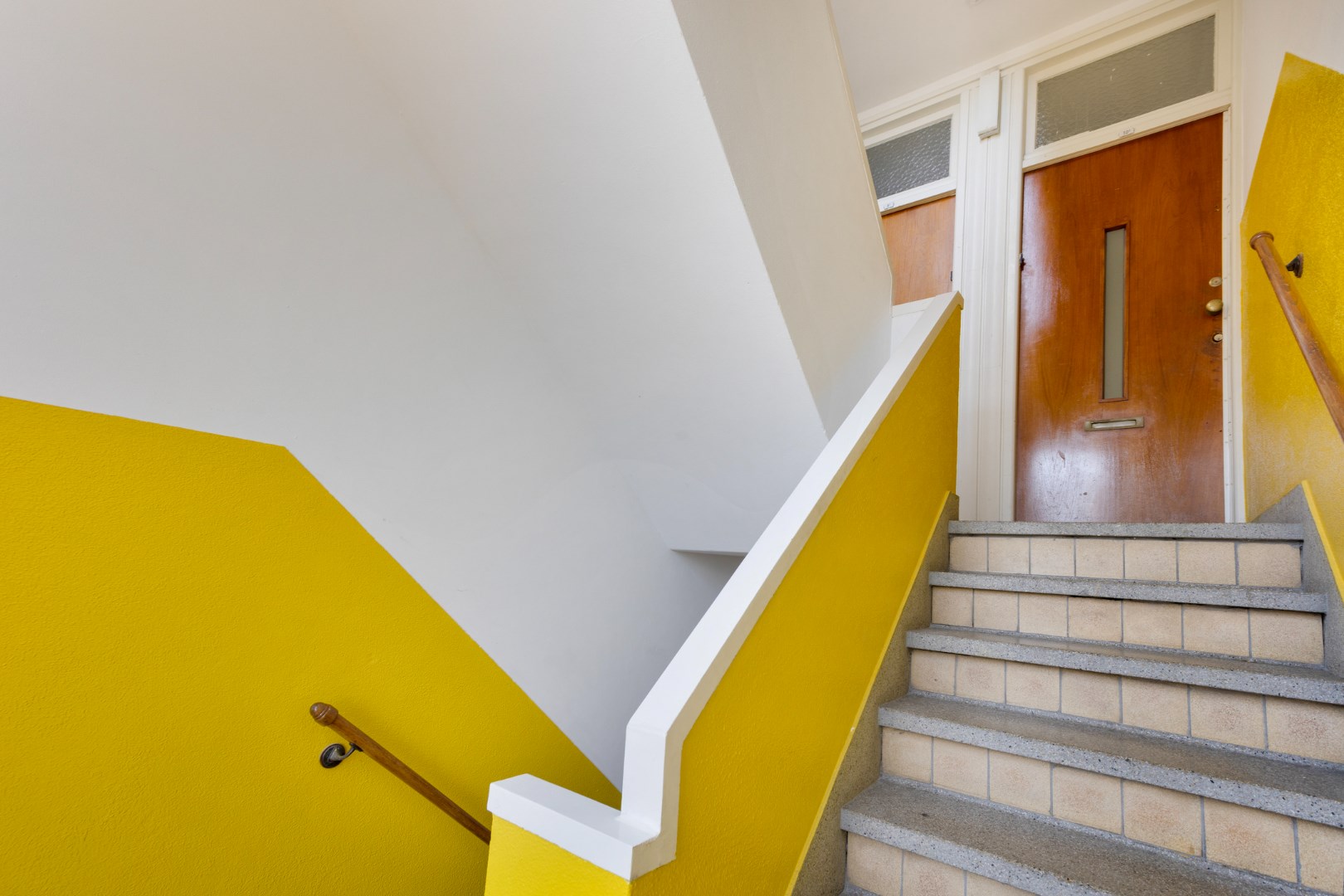 Turn-key 2 kamer (voorheen 3) appartement op steenworp afstand van Rotterdam centrum met een nette keuken, royale woonkamer en gelegen op eigen grond! 