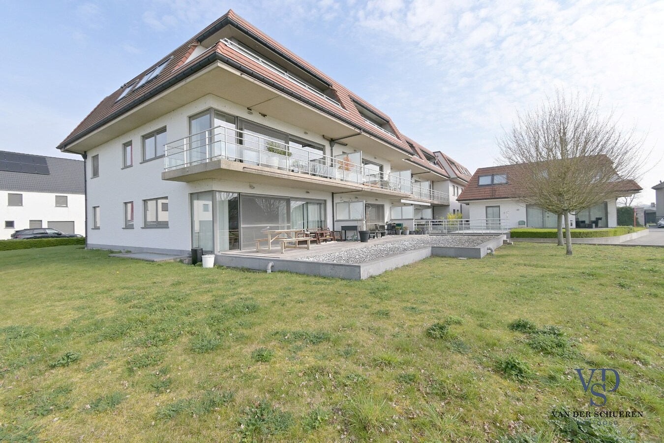 Lichtrijk appartement mét ondergrondse garage en berging. 