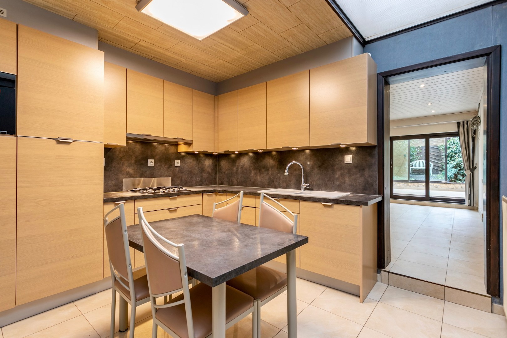 Handelspand met woonst te Halle-centrum 