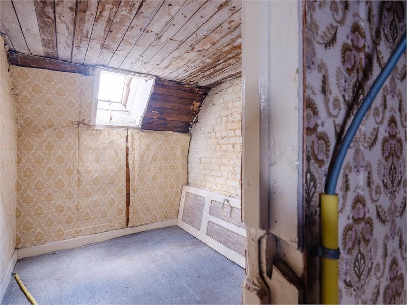 Een buitenkans van een renovatieproject: te renoveren rijwoning in centrum van Eeklo 