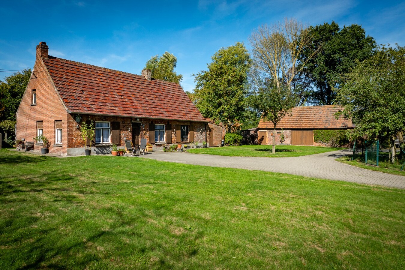 Renovated farmhouse with pasture on approximately 2 hectares in Veldegem. 