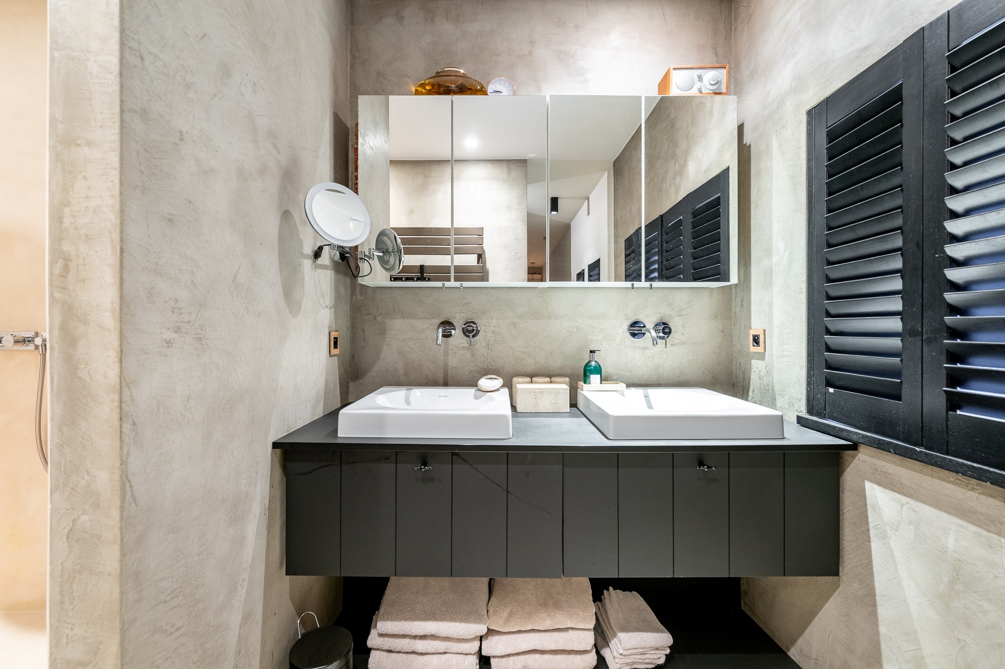 Située dans un quartier résidentiel calme et très prisé de Knokke, cette maison entièrement rénovée offre une combinaison parfaite de confort contemporain, de lumière et d'élégance raffinée. 