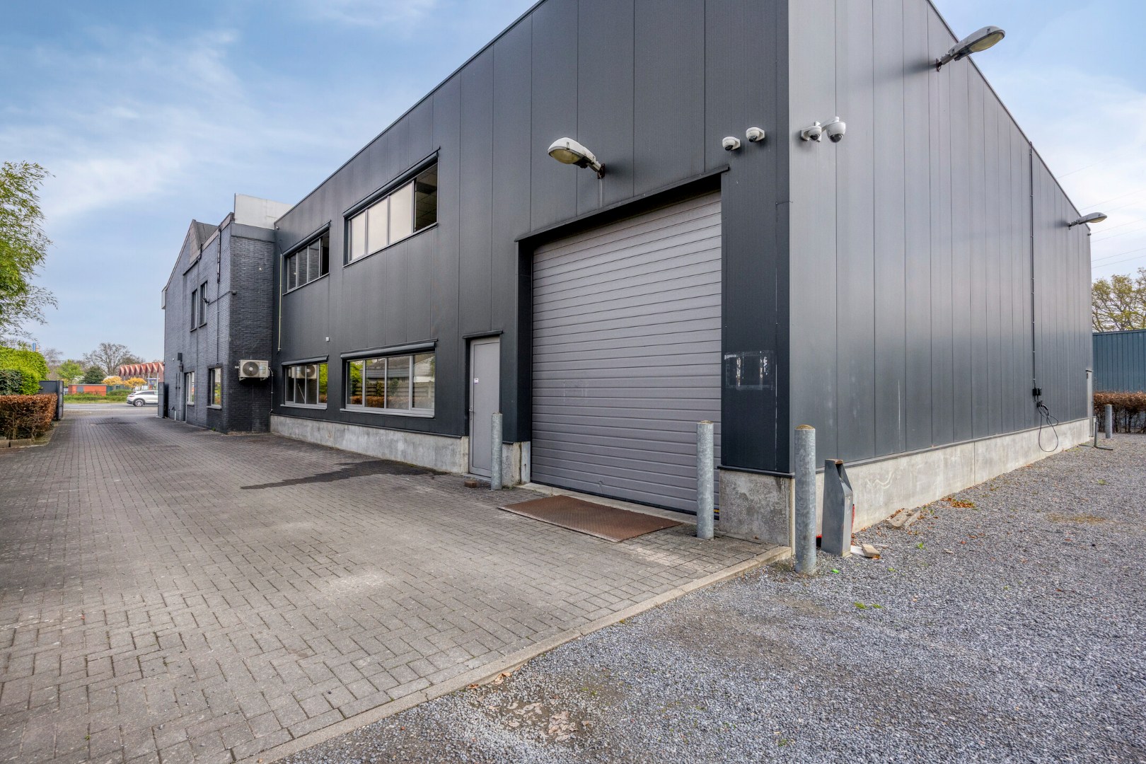 Zeer goed gelegen handelspand van Ca. 880m2 te huur! 