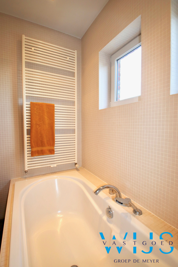 Karaktervol woonhuis met 5 slaapkamers &amp; prachtige tuin te CENTRUM Assenede ! 