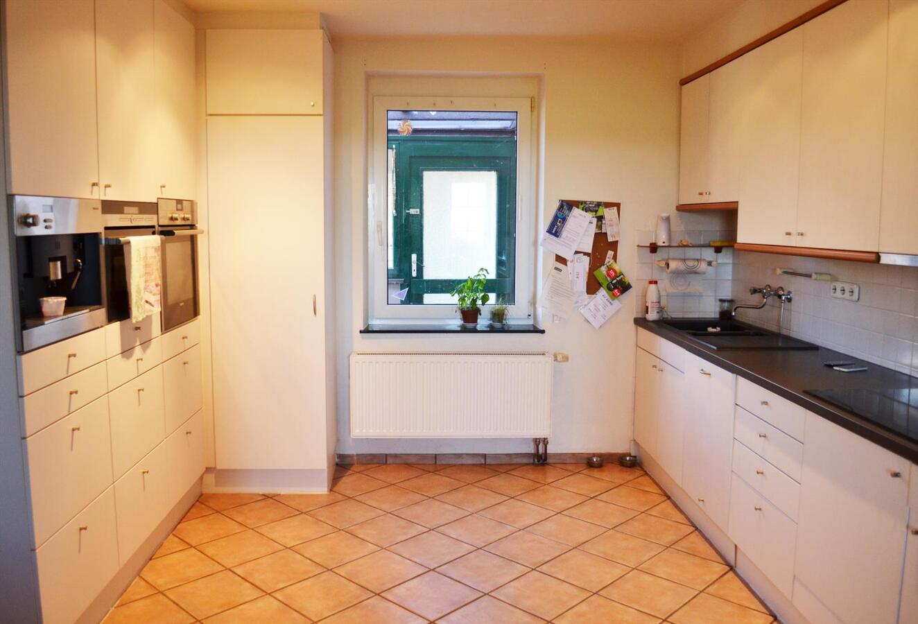 Splendide propriété avec piste couverte et boxes sur environ 1,3ha 