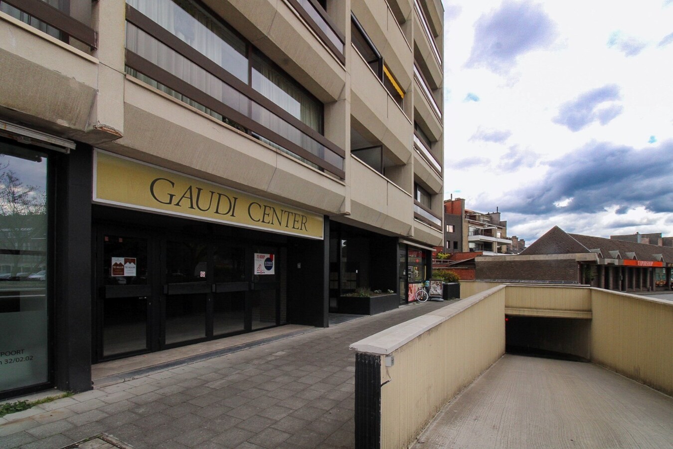 Nieuwe kansen wachten: Veelzijdige kantoor- of handelsruimte te huur in het hart van Sint-Niklaas 