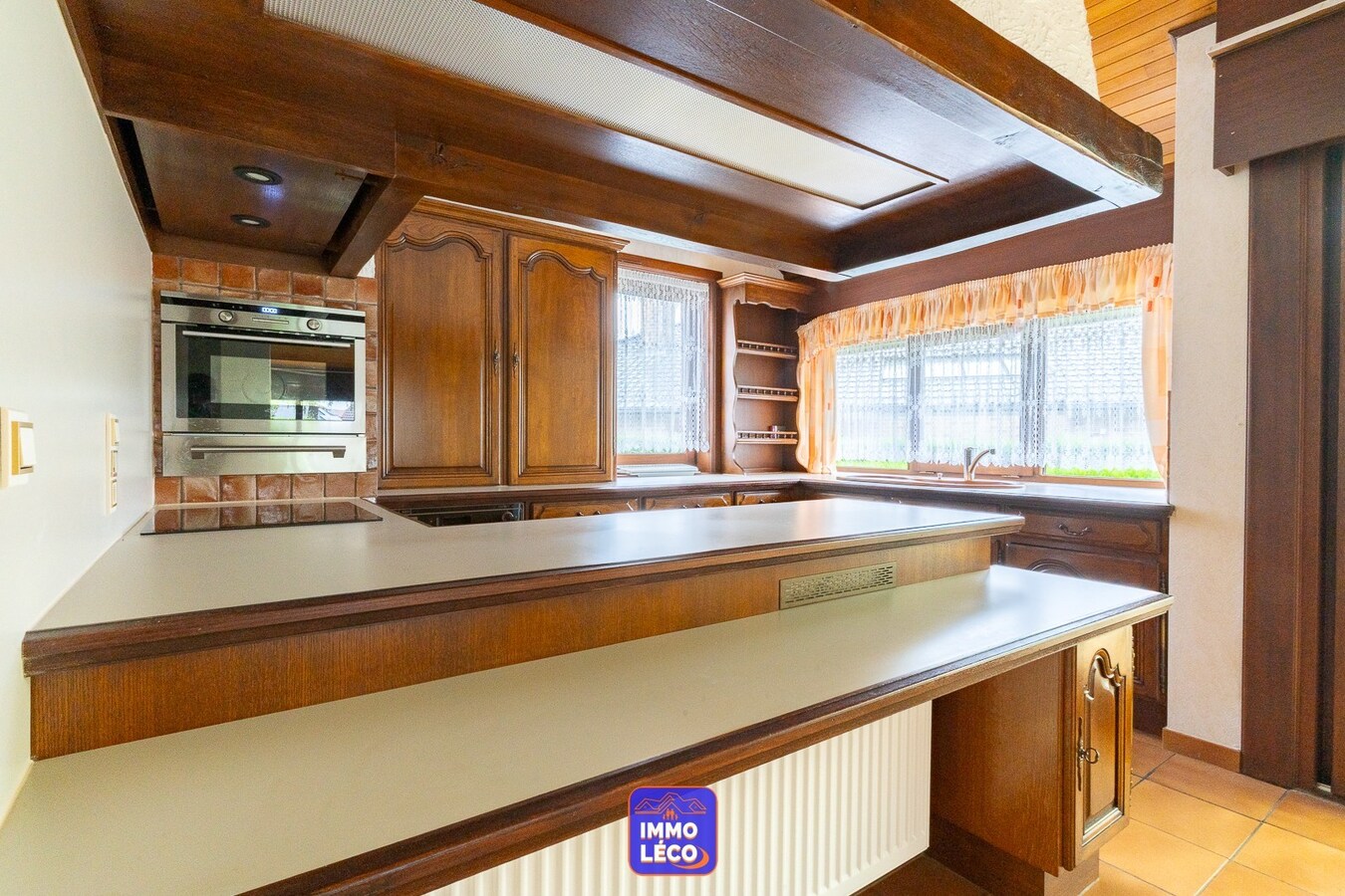 Villa d'architecte érigée sur 712m² avec jardin, double garage, parking privatif, dans un clos prisé ! 