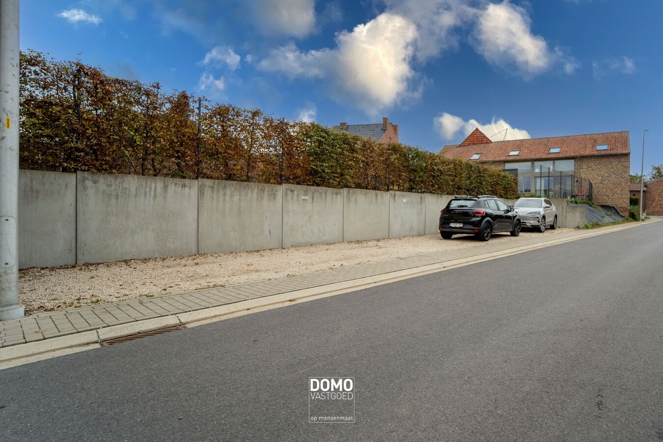 RUIME, INSTAPKLARE EN GERENOVEERDE WONING MET KANTOORGEBOUW INCLUSIEF PARKEERGELEGENHEID, TUIN EN ZWEMBAD TE MIELEN BOVEN AALST (GINGELOM) 