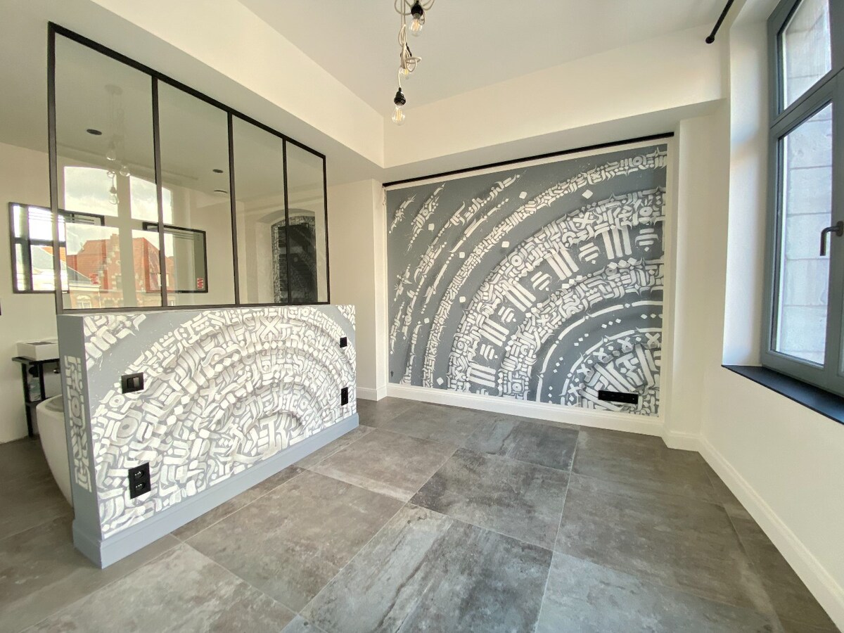 Superbe appartement entièrement décoré avec une grande chambre et terrasse. GRAND PLACE ! 