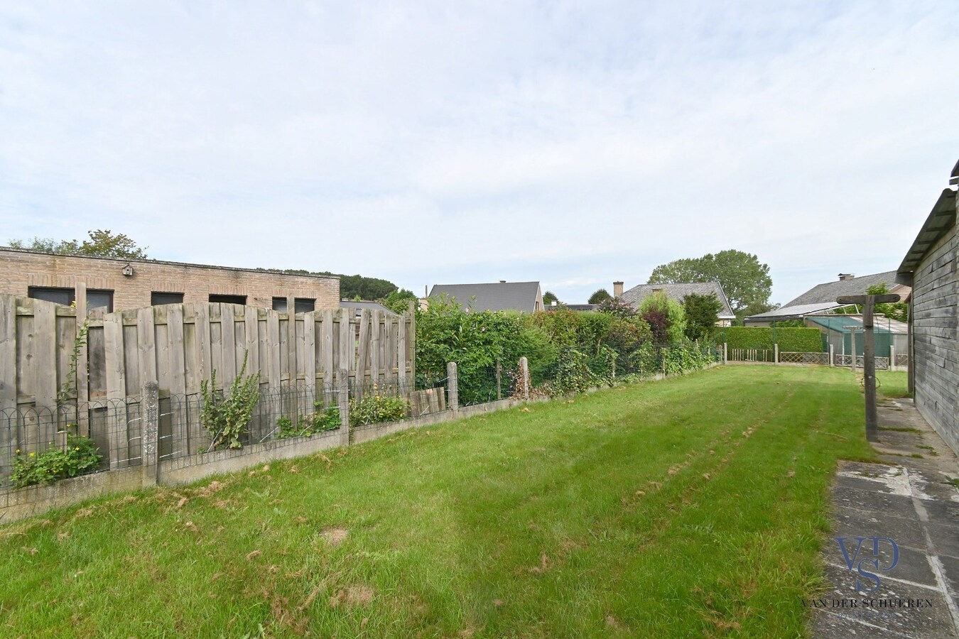 Bijzonder ruime, praktisch ingedeelde gezinswoning 