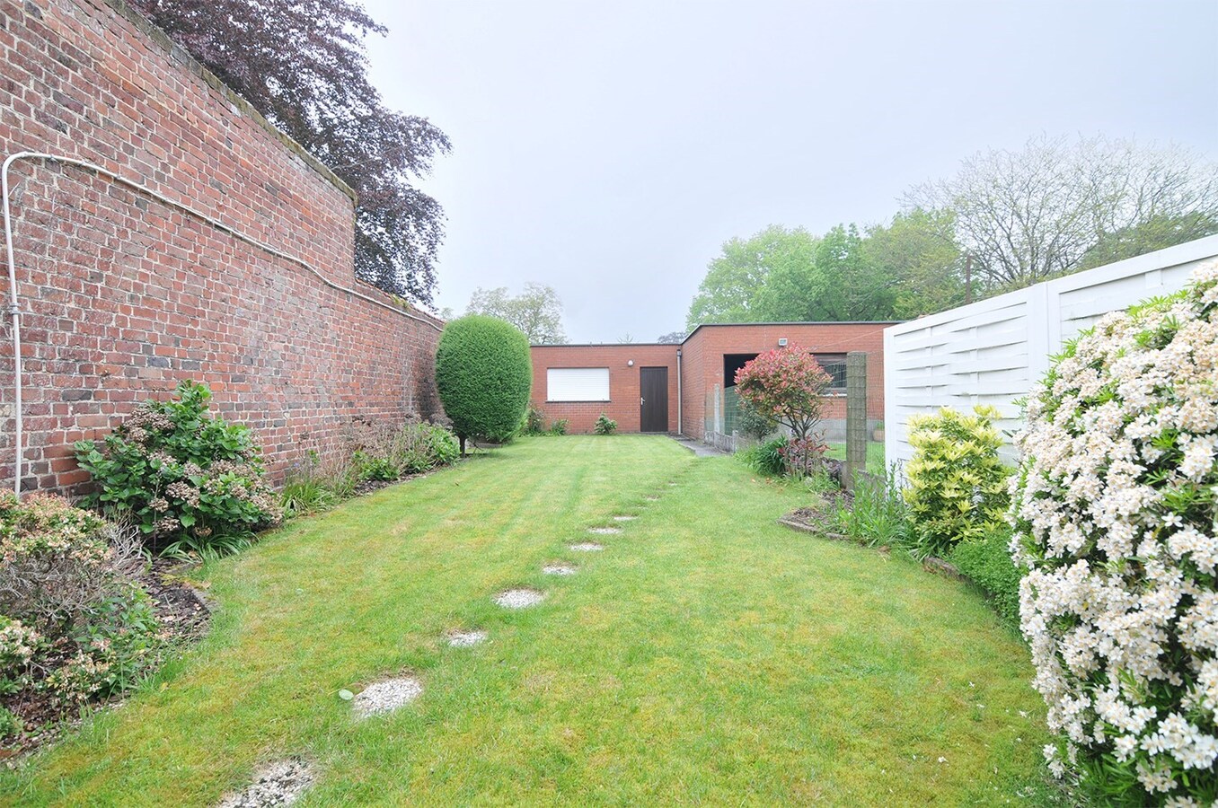NIEUWE PRIJS Kloeke halfopen woning met 4 slaapkamers, tuin en garage 