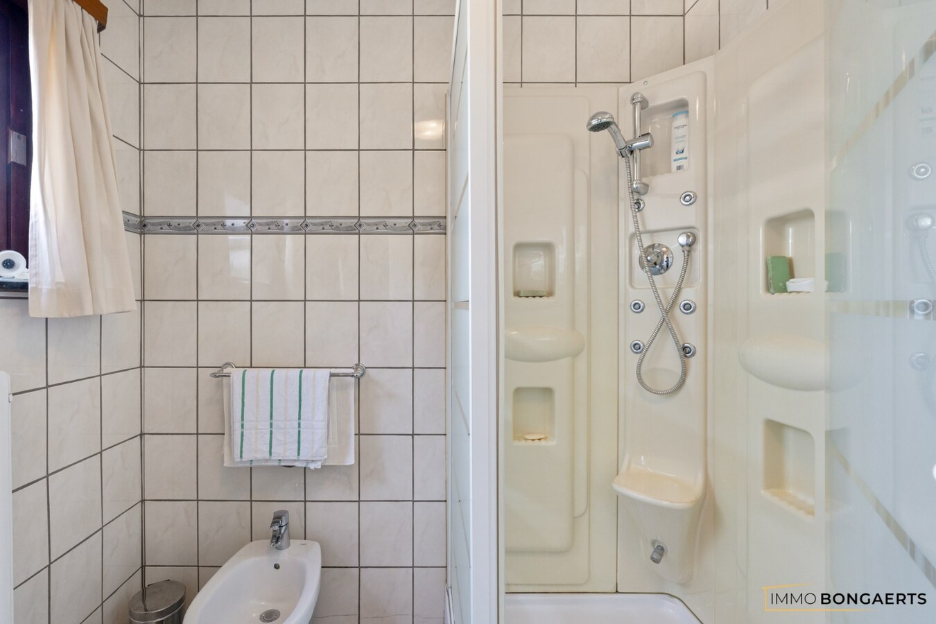 Rustig gelegen bungalow op een mooi perceel van 9 are 