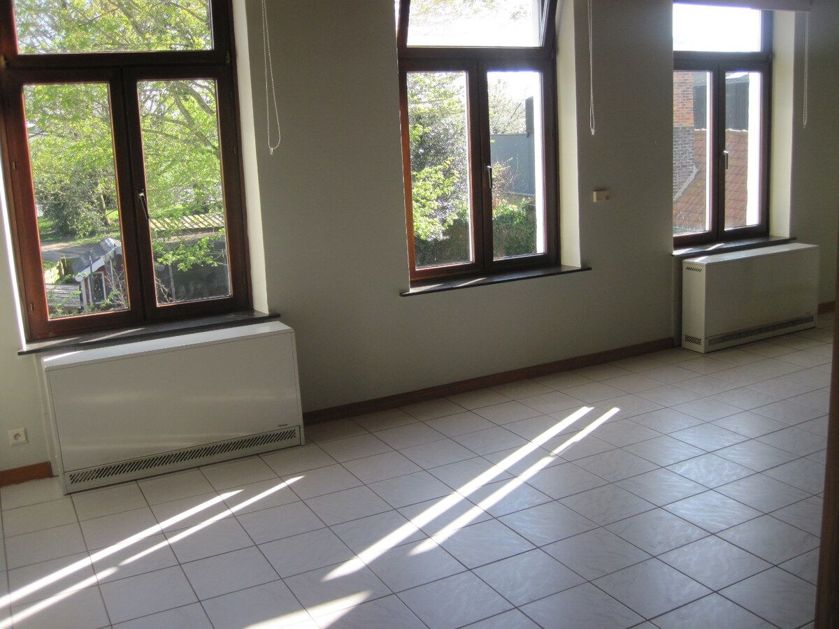 Bijzonder ruim gelijkvloers woonappartement. 