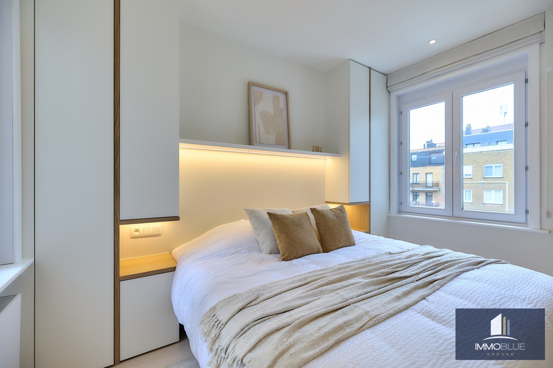 Appartement spacieux, entièrement rénové, avec quatre chambres et vue latérale sur la mer, situé à proximité de la Place Van Bunnen. 