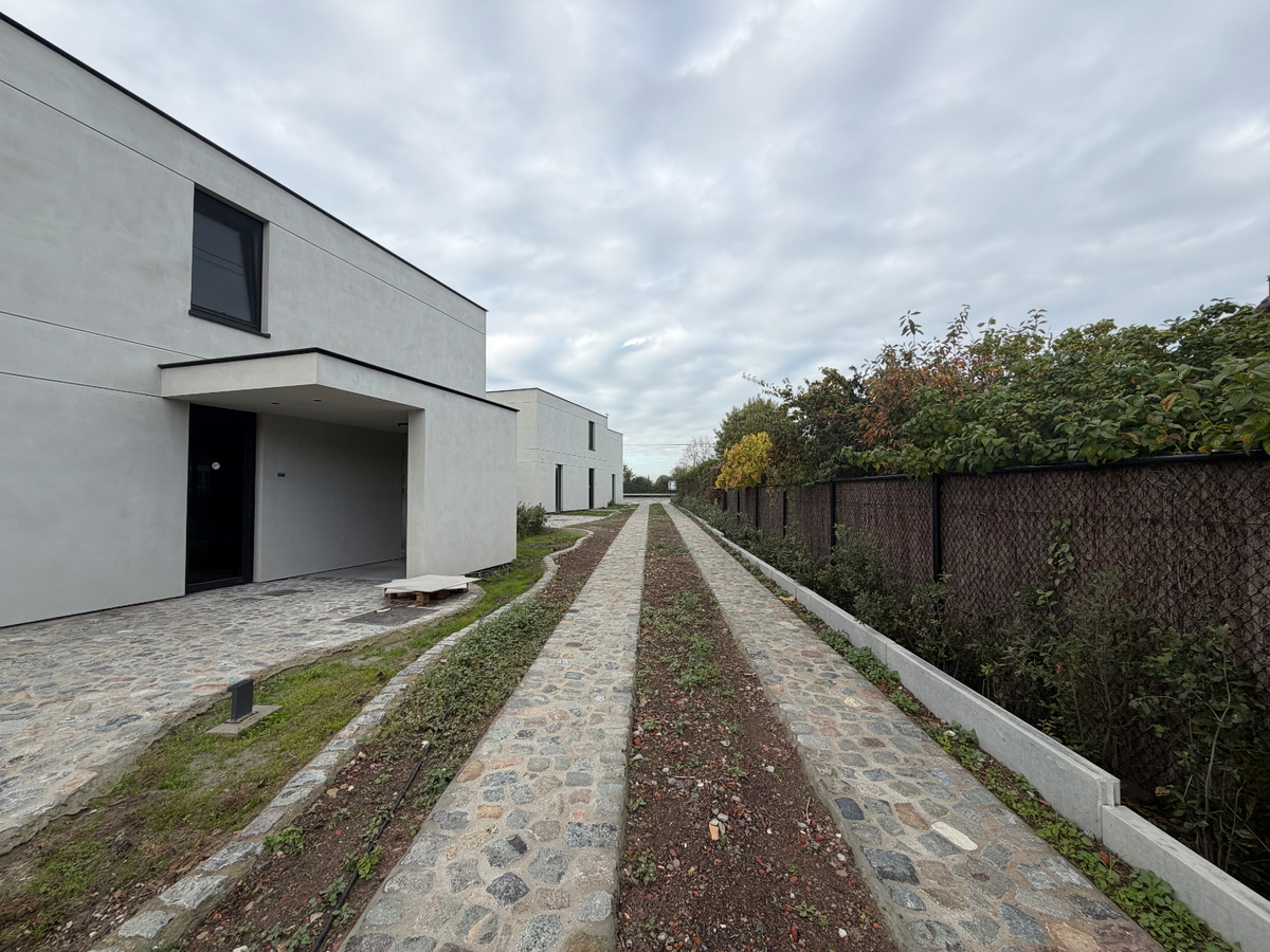 Ruime nieuwbouwwoning met terras en tuin. 