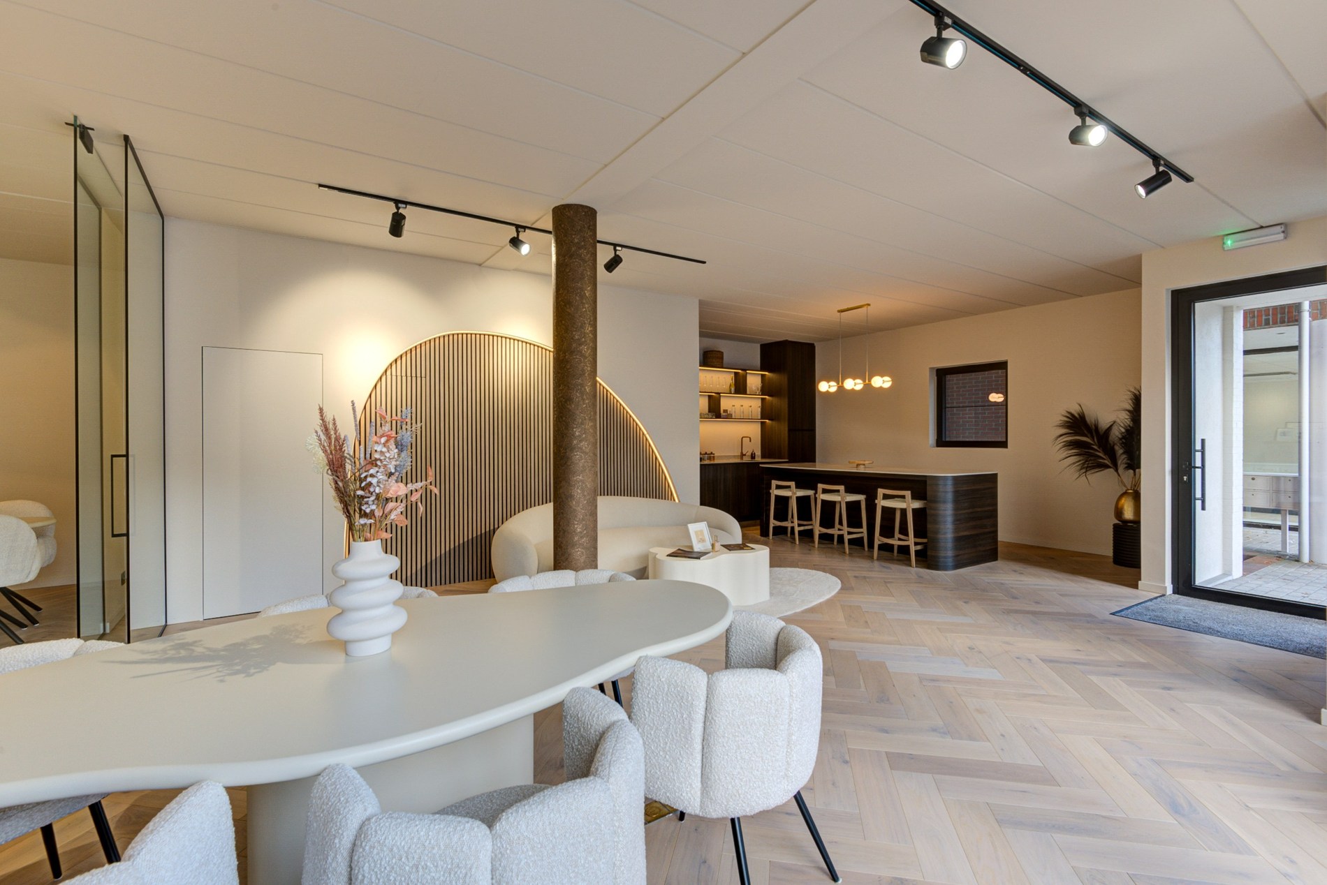 High-End Kantoor/ commerciële ruimte/ praktijk met luxe afwerking en 5 parkeerplaatsen. 