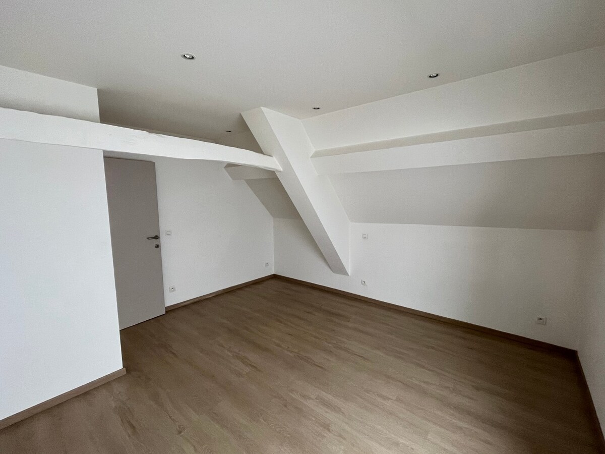 Bijzonder ruime, praktisch ingedeelde gezinswoning 