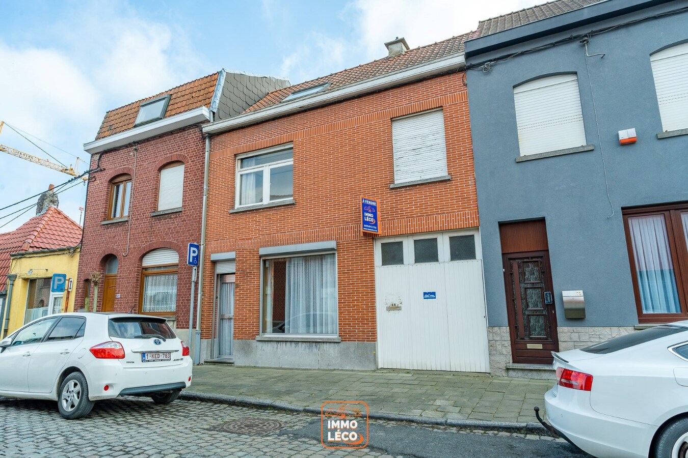 Maison offrant un excellent potentiel avec terrasse et garage inclus, dans une rue calme proche du centre-ville ! 