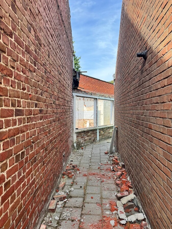 Gedeeltelijk afgebroken woning met potentieel te Koekelare 