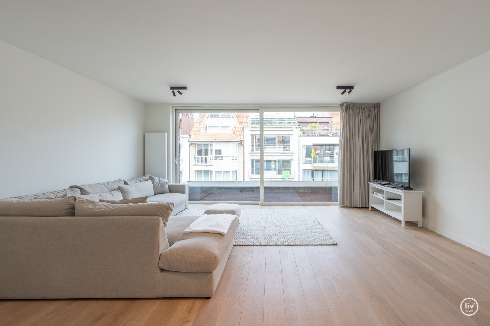 Magnifique triplex spacieux (199 m2) dans une rue adjacente à l'avenue Lippens, à proximité de la digue à Knokke. 