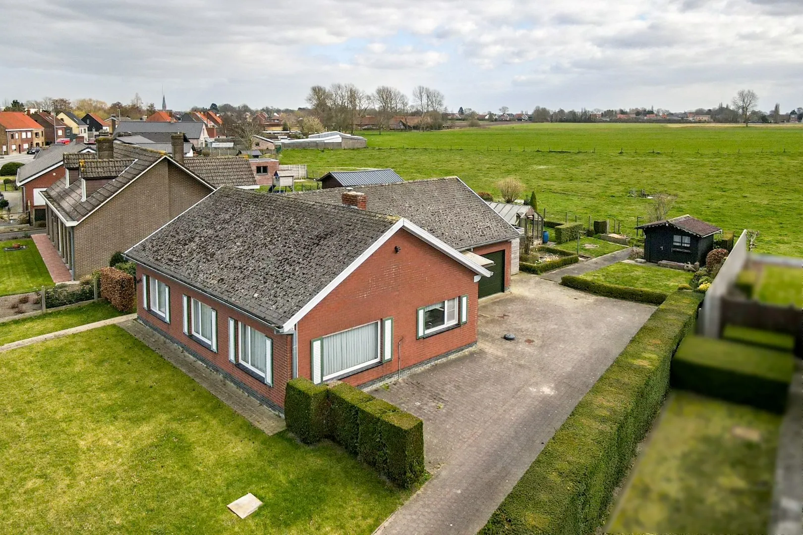 Landelijk gelegen bungalow op 867 m² met prachtig verzicht te Koekelare