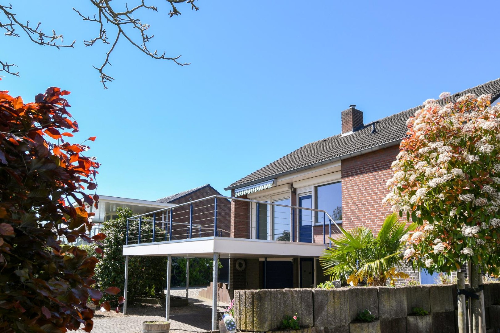 Verrassend ruime levensloopbestendige woning met vier slaapkamers, terras en souterrain met ruime hobbyruimte en inpandige garage. 