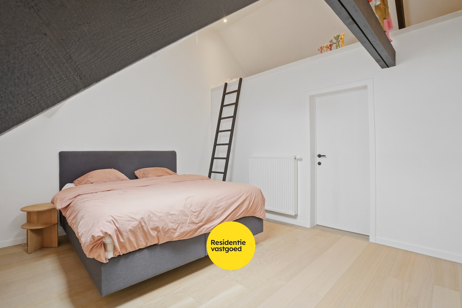 Subliem gerenoveerde herenwoning met 6 slaapkamers inclusief garage in Nieuwpoort-Stad op 135m² 
