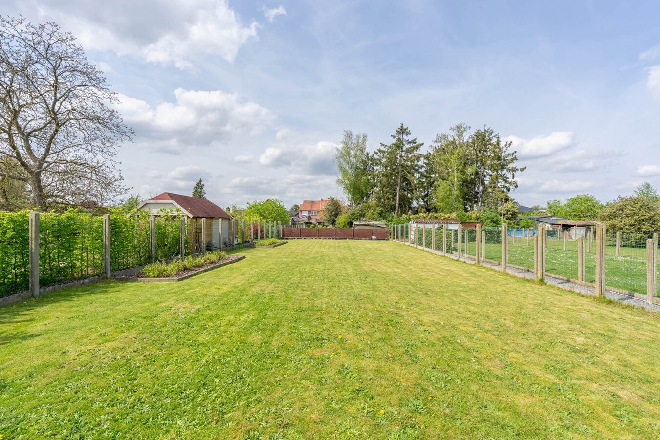 Charmante, te renoveren woning op een perceel van 9a14ca met ruime garage in achtertuin! 