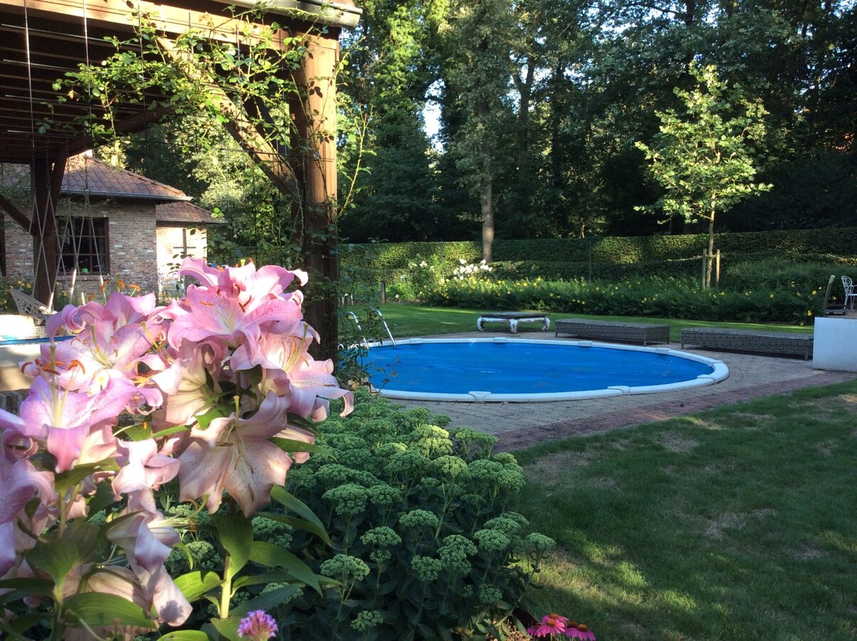 Prachtige villa met 3 slaapkamers en praktijk/kangoeroewoning met ZW-tuin op 1.892 m² 