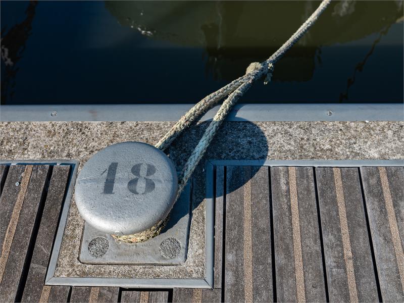 Woonschip met 5 slaapkamers en vaste ligplaats 