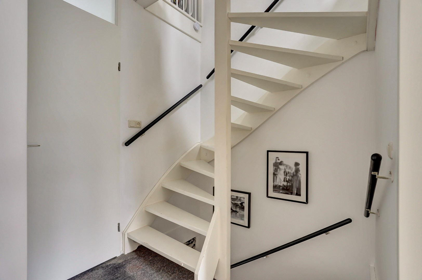 Ruime 5-kamer tussenwoning met inbouw keuken, moderne badkamer, 4 slaapkamers, ruime tuin gelegen op het zuidwesten. 