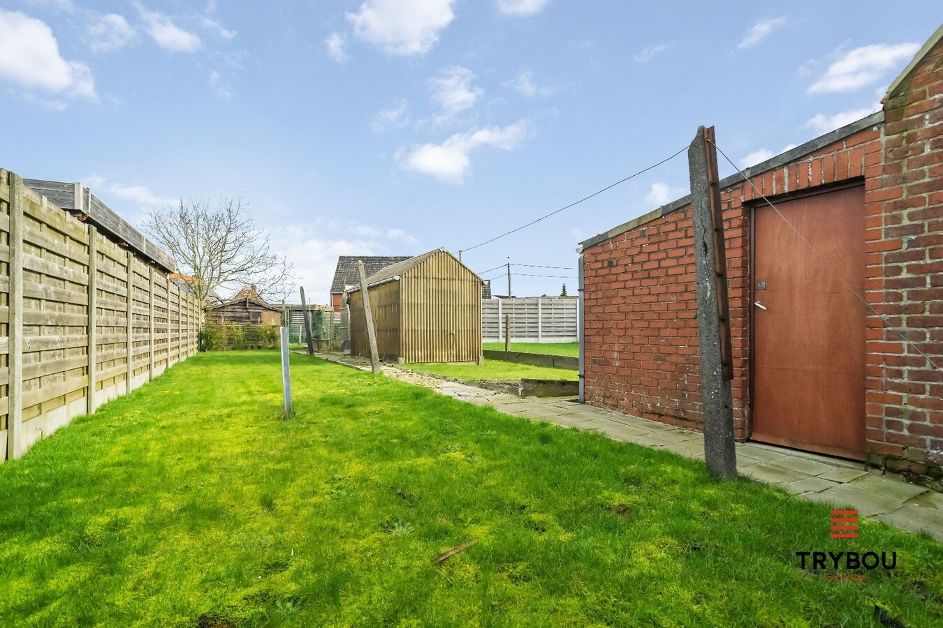 Halfopen woning met drie slaapkamers op ruim perceel van 770 m² 