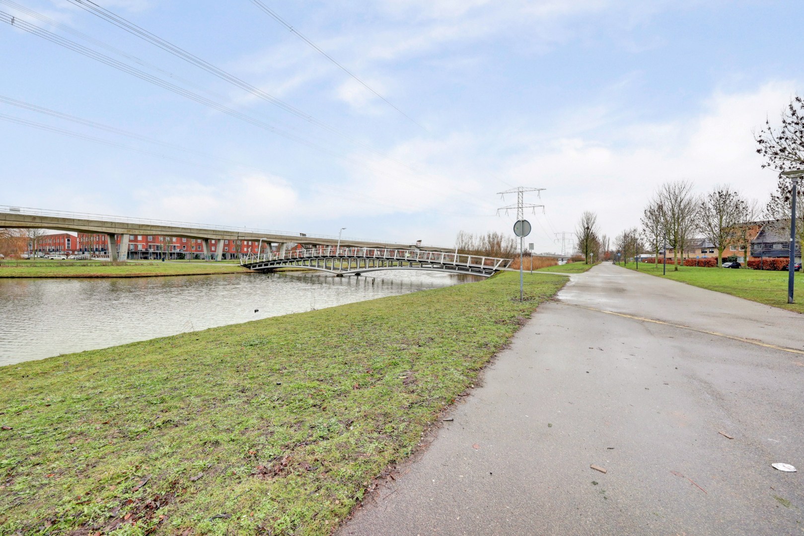 In de jonge woonwijk Nesselande in deelplan Haag en Park gelegen 5 kamer tussenwoning met houten berging en parkeerplaats op 131 m² eigen grond. 