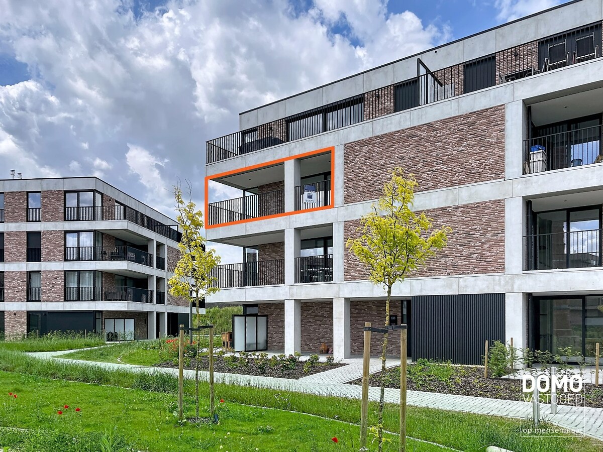 RUIM APPARTEMENT MET PRACHTIG TERRAS, LIFT EN GARAGEBOX IN CENTRUM KERMT 