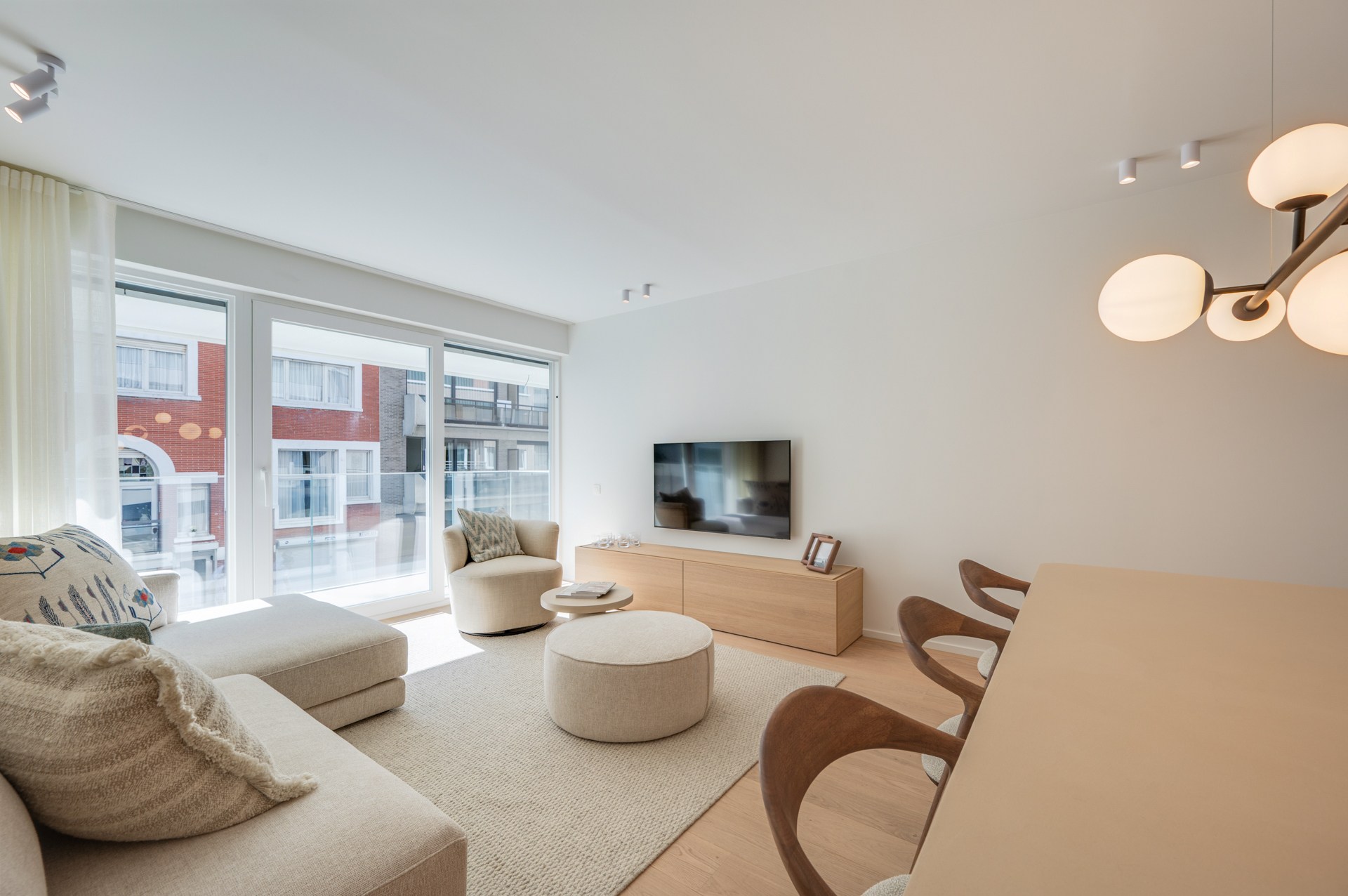 Appartement rénové de haut standing situé du côté ouest avec vue latérale sur la mer. 