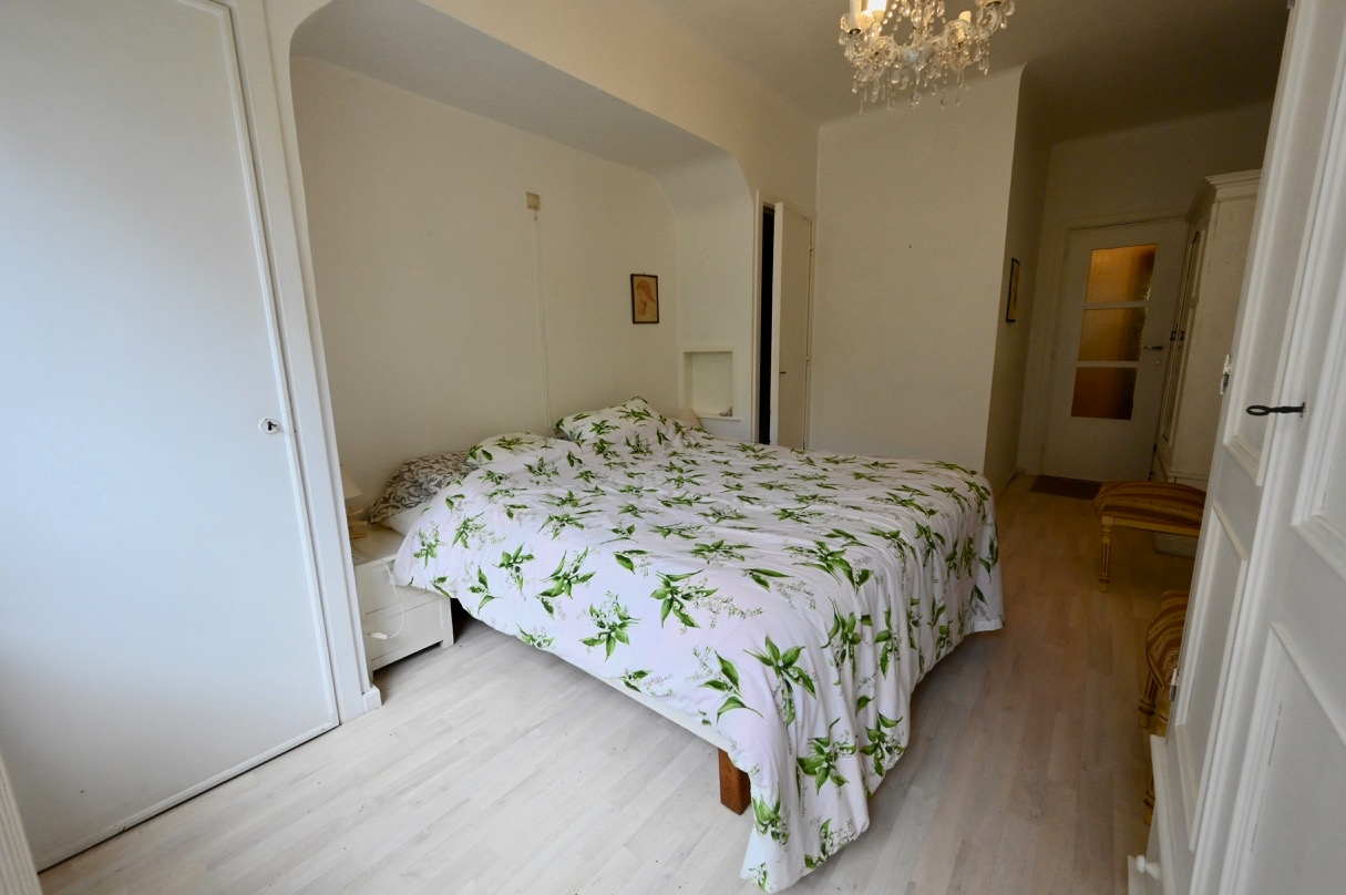 ONGEMEUBELD - Gelijkvloers-appartement met tuin op wandelafstand van de Lippenslaan. 