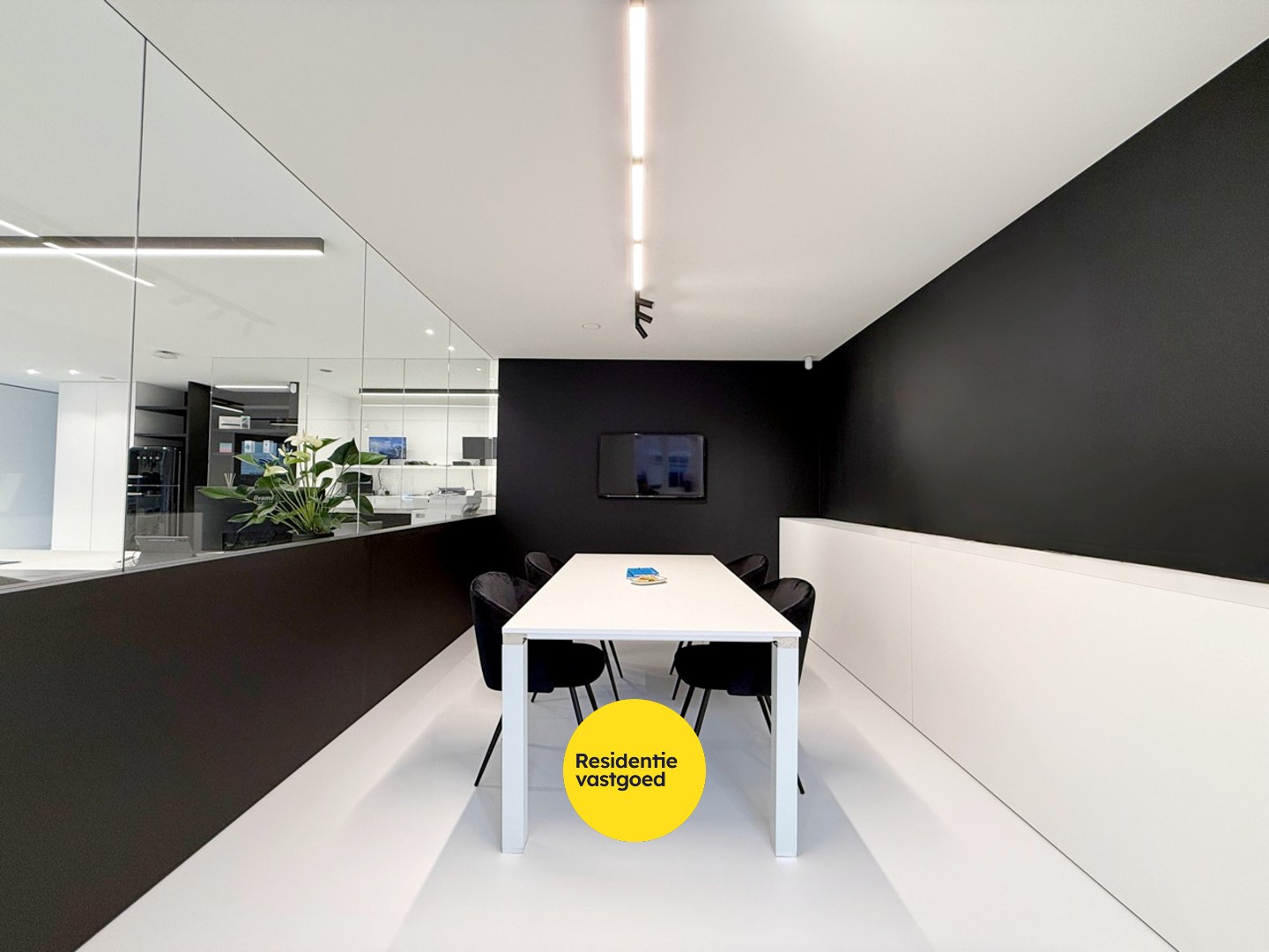 Instapklaar en hoogwaardig handelspand (122 m²) op topligging in Nieuwpoort Stad 