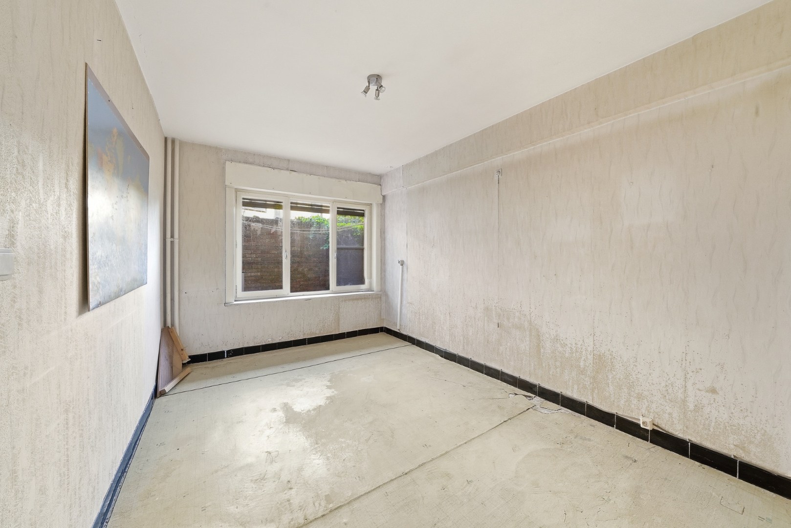 Te renoveren gelijkvloers appartement met 2 slaapkamers in Oostende 