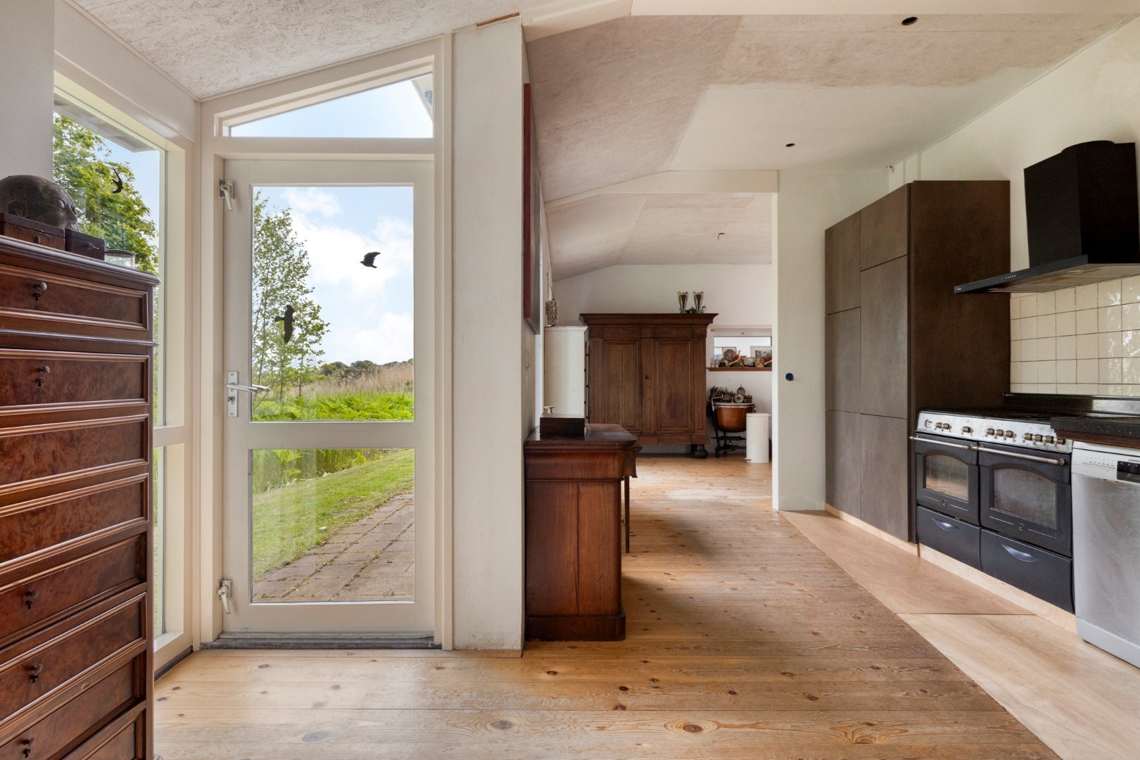 TE KOOP: Kampweg 11 te Burgh-Haamstede. Een plek als deze komt zelden beschikbaar: een unieke combinatie van wonen tegen de duinen aan en nabij het strand en nabij de boswachterij op één van de meest 