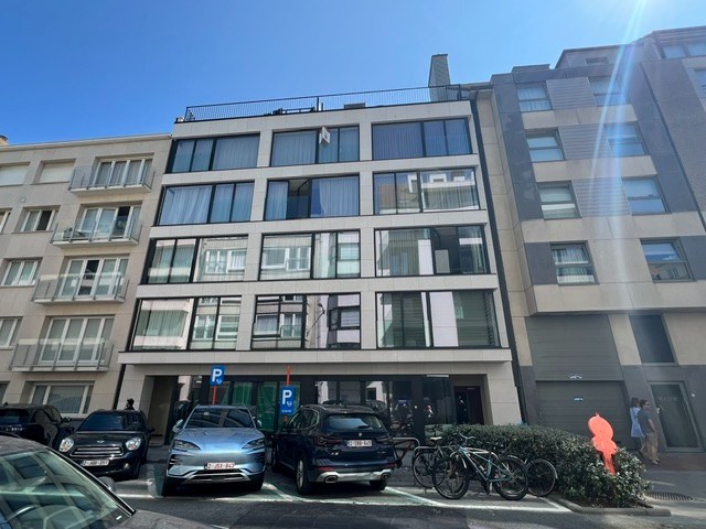 Prachtig gerenoveerd 2 slaapkamerappartement op een topligging in een zijstraat van de Kustlaan te Knokke. 