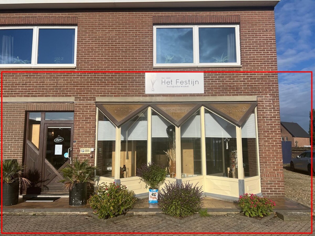 Commercieel gelijkvloers met  mooie etalage, en privé parking 