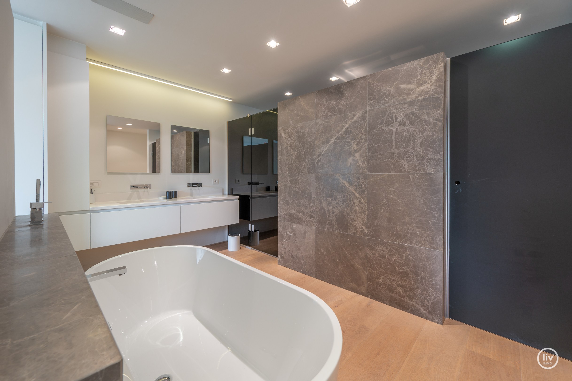 Breed en luxueus afgewerkt tuinappartement met wijde zichten op het meer. 