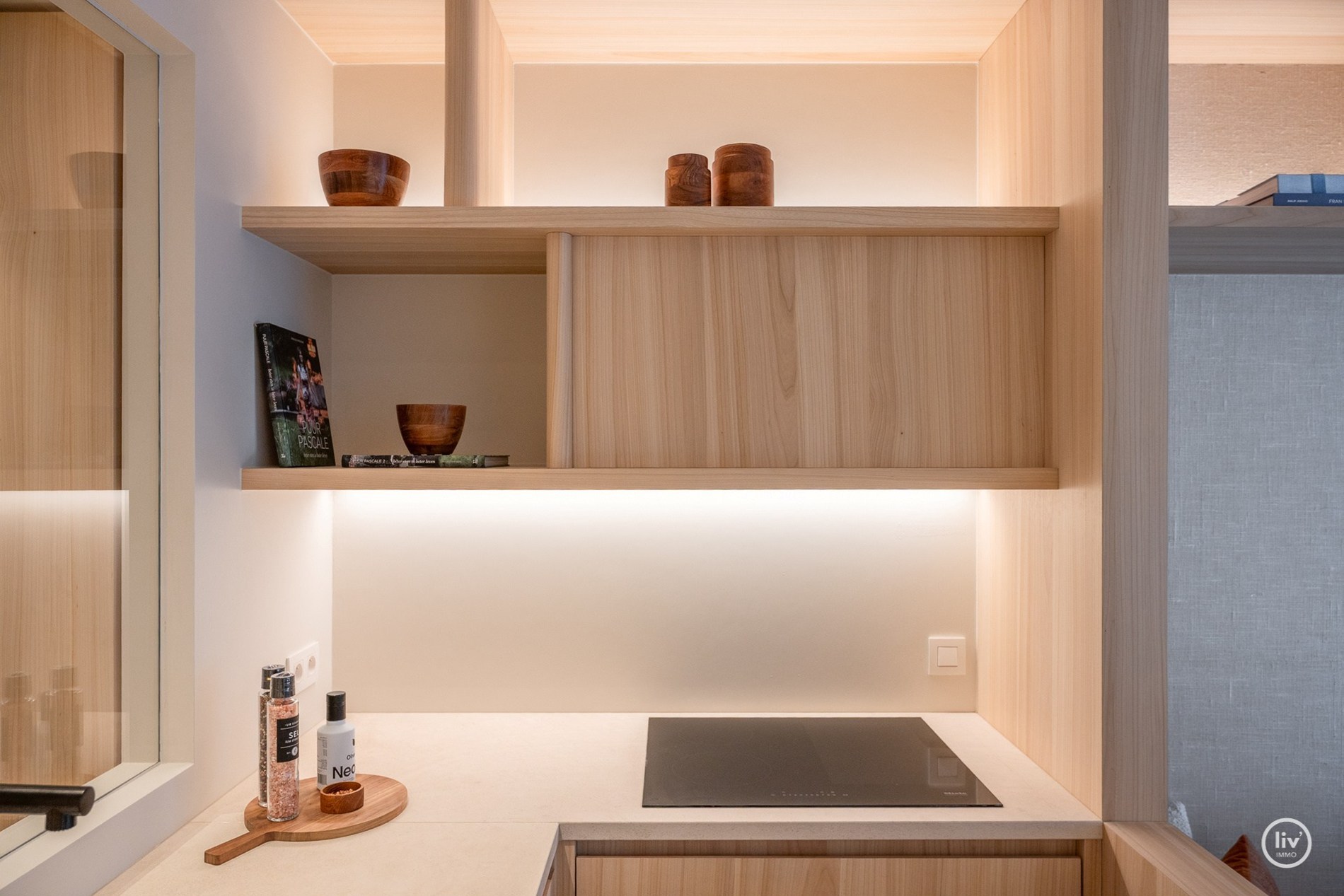 Luxueus gerenoveerd appartement met frontaal zeezicht gelegen tussen het Albertplein en de wandeldijk. 